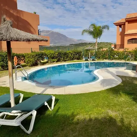 Espacioso Con Seis Piscinas Muy Tranquilo Y Jardines Cercano A La Playa Estepona