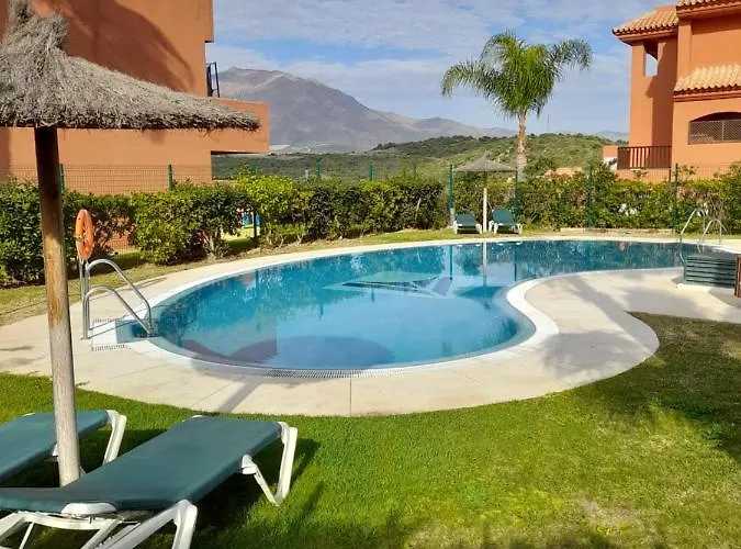 Espacioso Muy Tranquilo Con Piscinas Y Jardines Cercano A La Playa Estepona