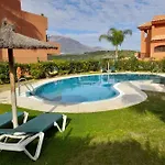 Espacioso Muy Tranquilo Con Piscinas Y Jardines Cercano A La Playa Estepona
